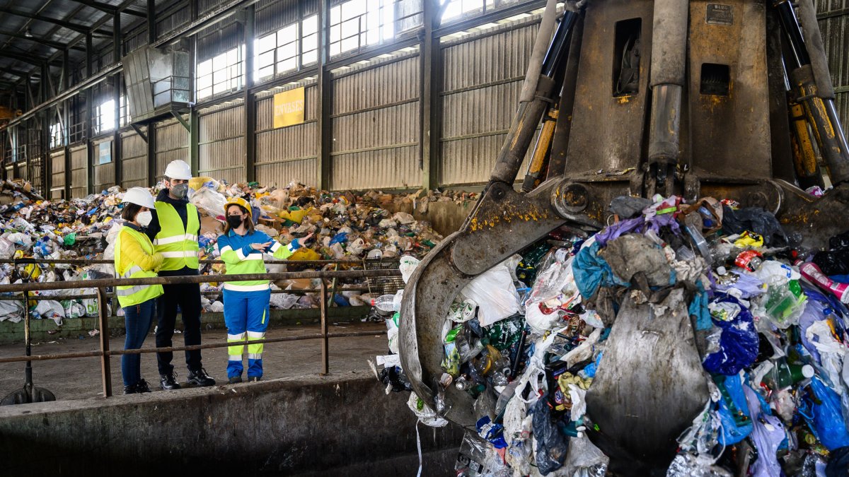 Momento de la visita del alcalde a la planta