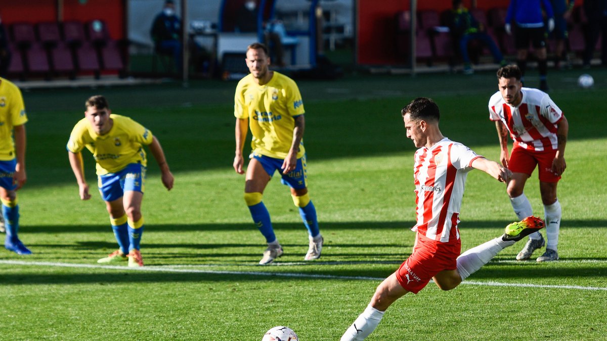 Juan Villar lanzando desde los once metros a Las Palmas.