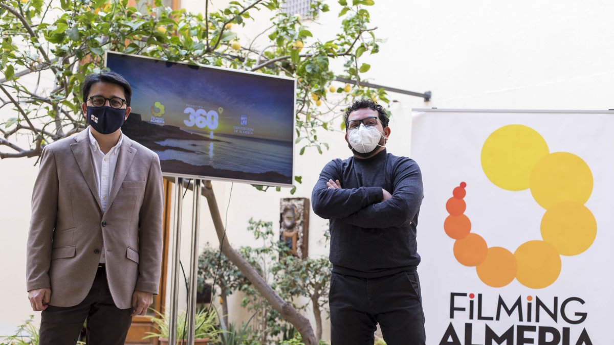 El diputado Manuel Guzmán y Nico Fernández, responsable del proyecto de Localizaciones 360º, en el Patio del Mandarino..