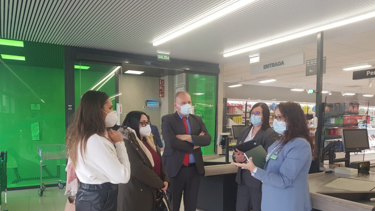 Visita del alcalde cuevano a las instalaciones de Mercadona en el municipio.