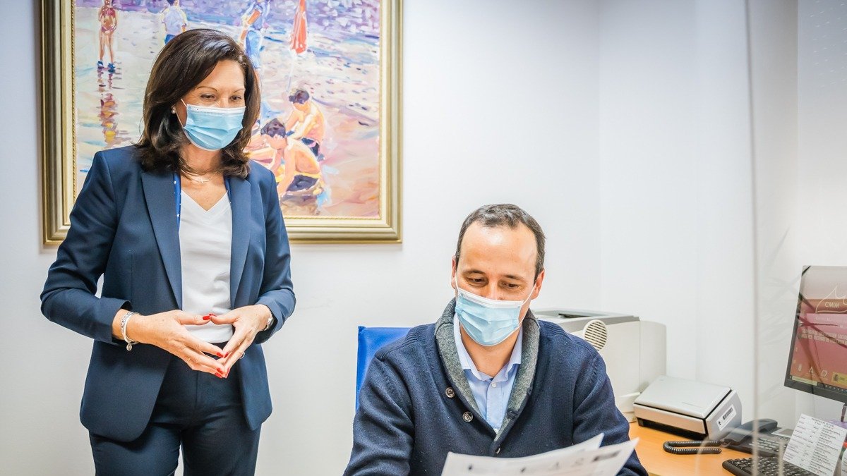 La concejal Mª Ángeles Alcoba y el asistente social coordinador del servicio.