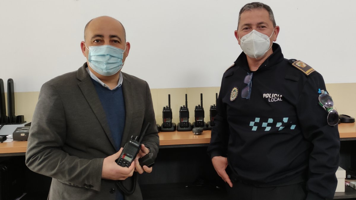 El alcalde (izquierda) durante la entrega de dispositivos.