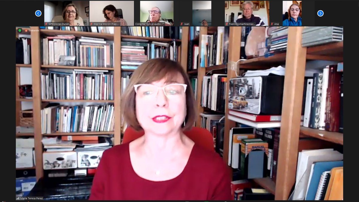 Durante la presentación de la conferencia, la presidenta de Amigos de la Alcazaba, María Teresa Pérez.