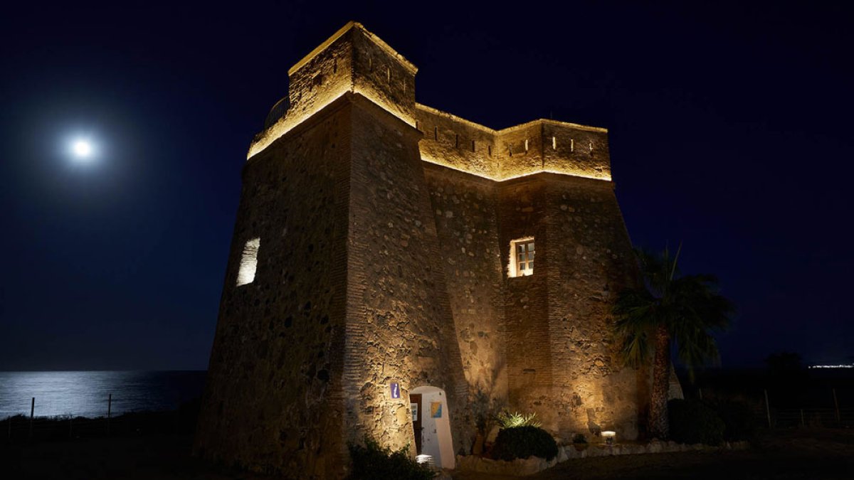 Castillo de Villaricos iluminado.