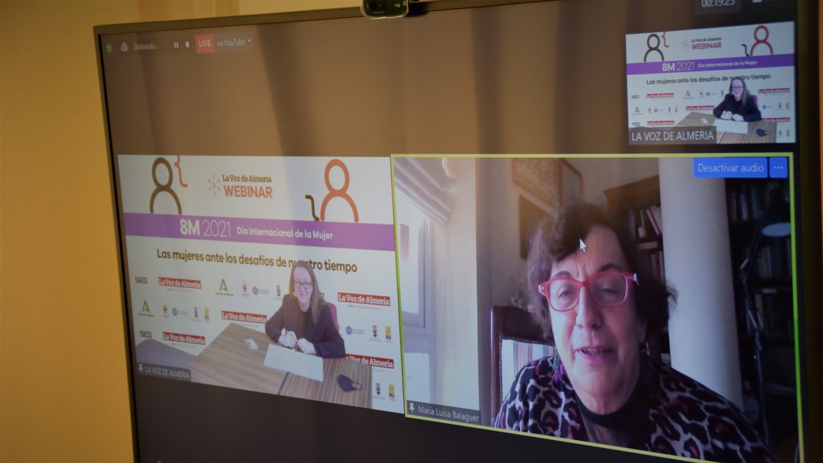 Antonia Sánchez Villanueva, subdirectora de LA VOZ, charlando con María Luisa Balaguer.