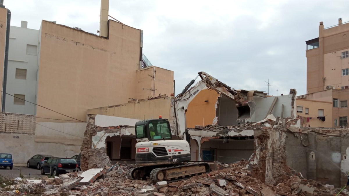Máquinas demoliendo las últimas viviendas pendientes en Barrio Alto