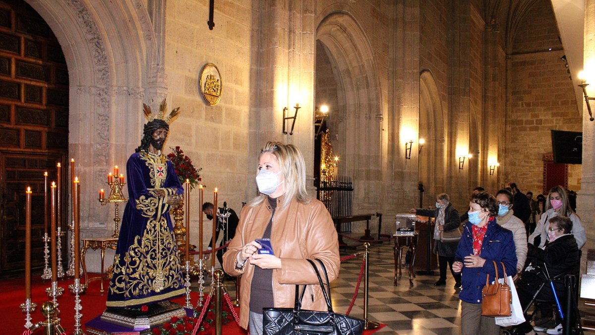 Los almerienses cumplieron con la tradición asistiendo a la veneración al Cristo de Medinaceli.