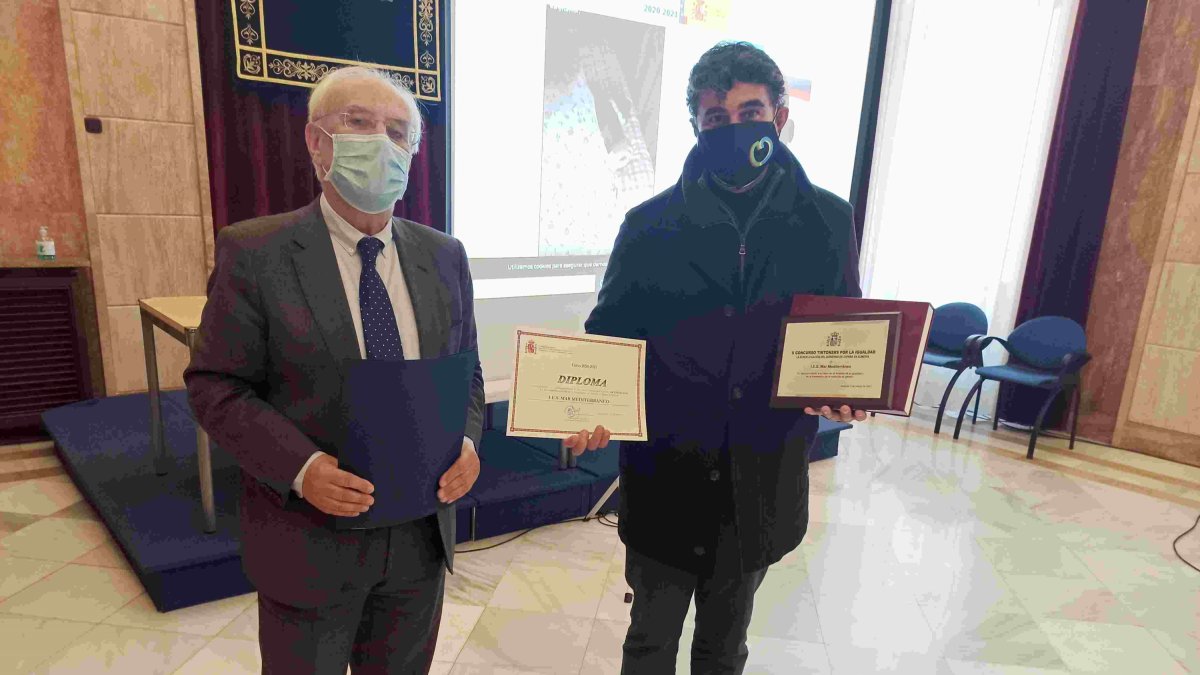 El subdelegado hizo entrega de los premios.