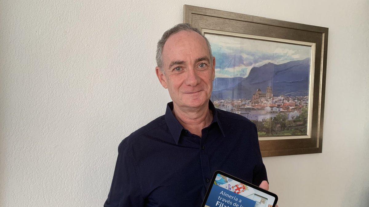 Francisco J. Gutiérrez Gómiz con su libro sobre filatelia en una tablet.