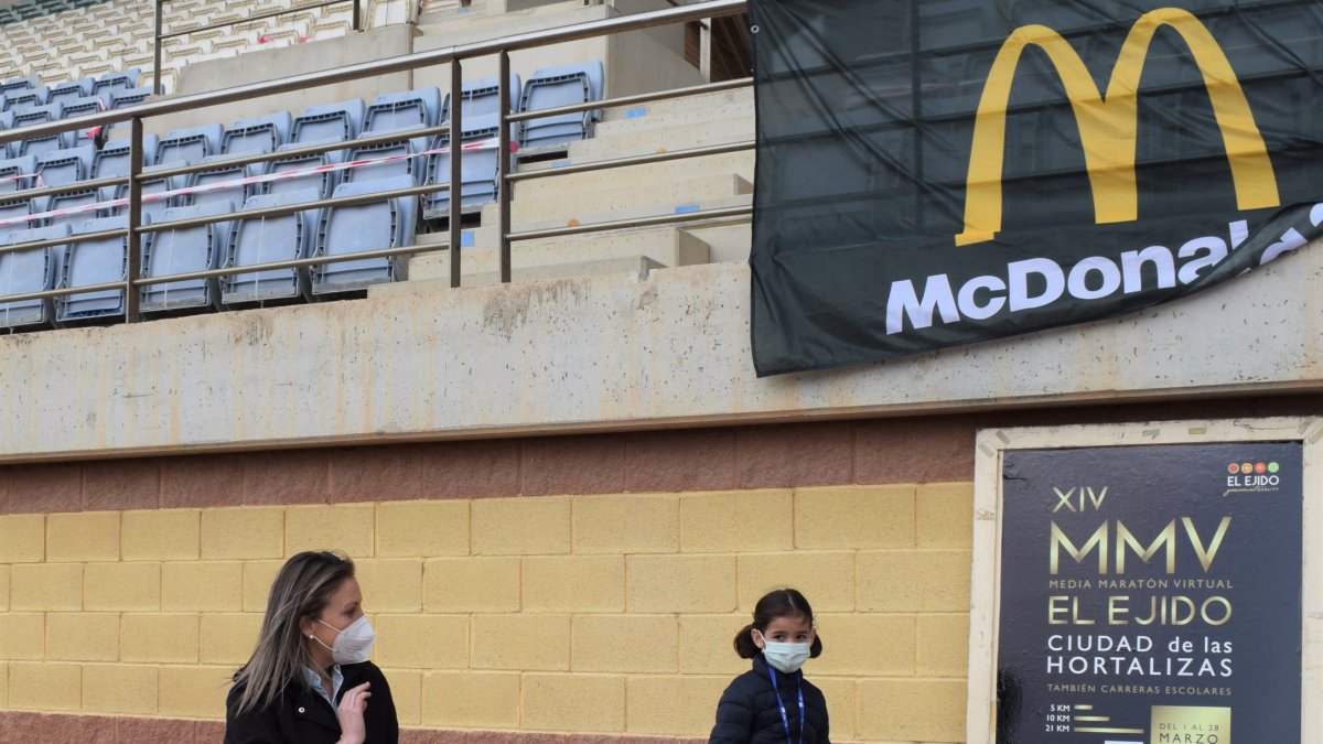 La concejala de Deportes de El Ejido con la cantera.