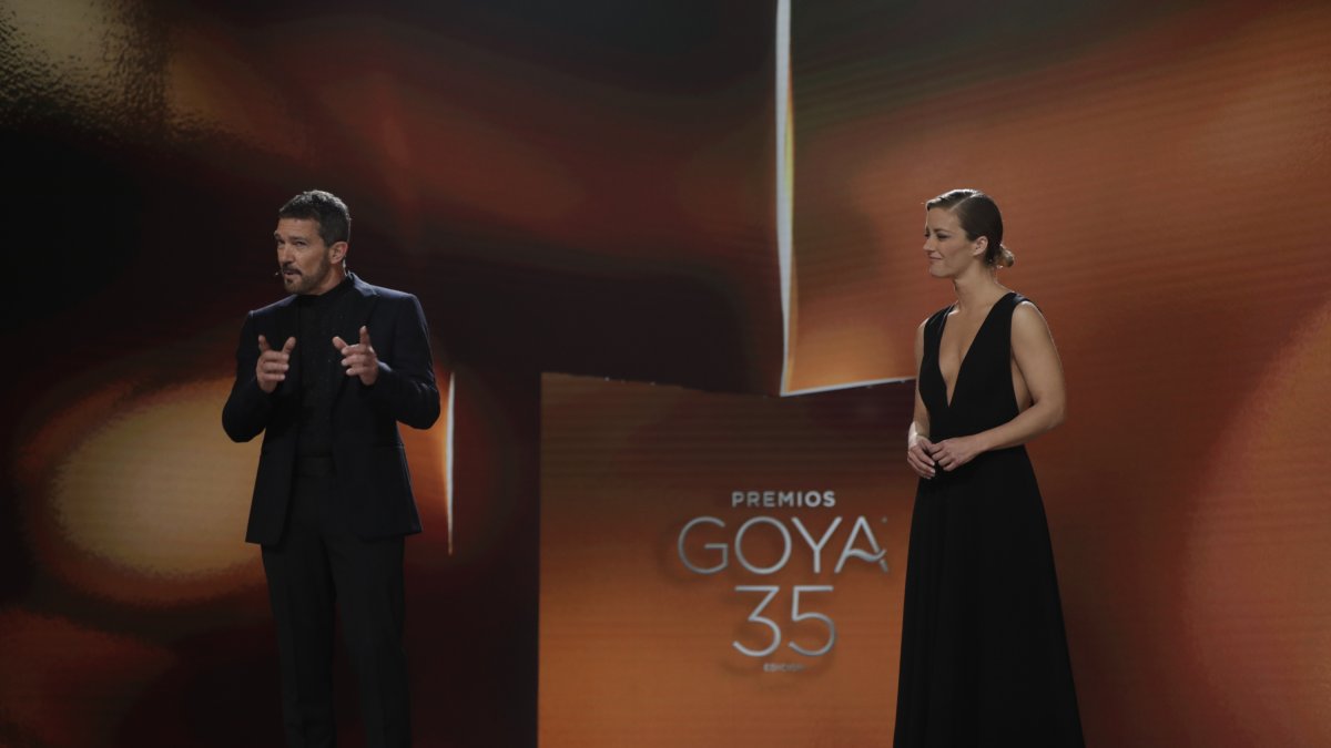 Los presentadores de los Goya 2021 Antonio Banderas y María Casado.