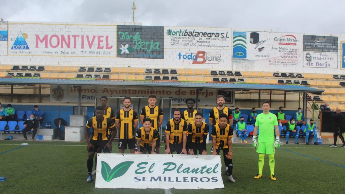 Los jugadores virgitanos posan antes del partido.