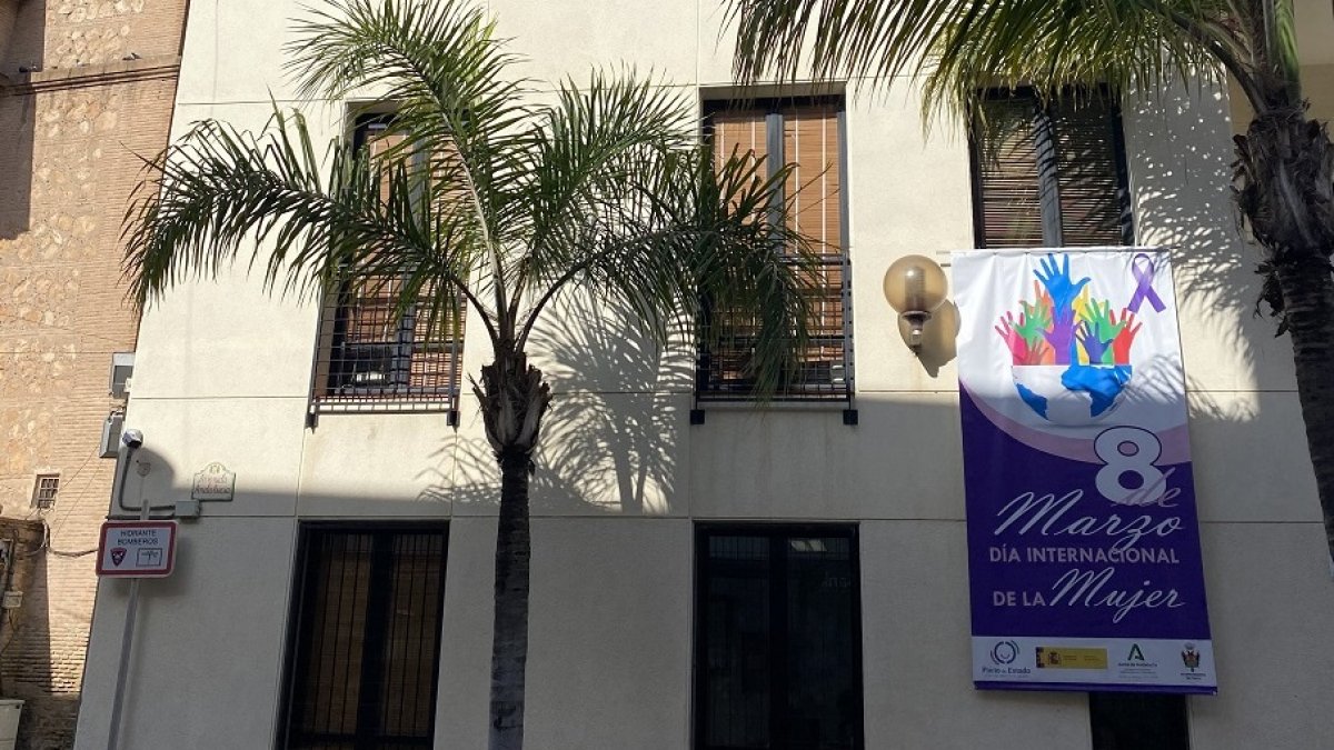 Pancarta en la fachada del Ayuntamiento de Pulpí.