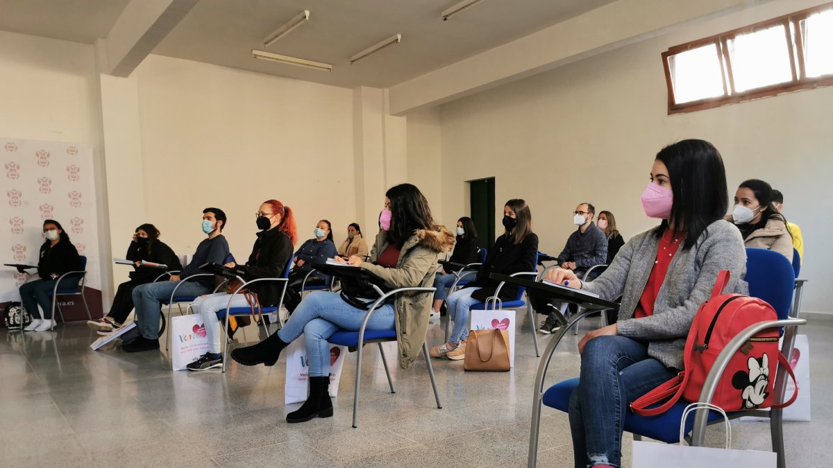 Jóvenes en el curso creado por la Cámara de Comercio.