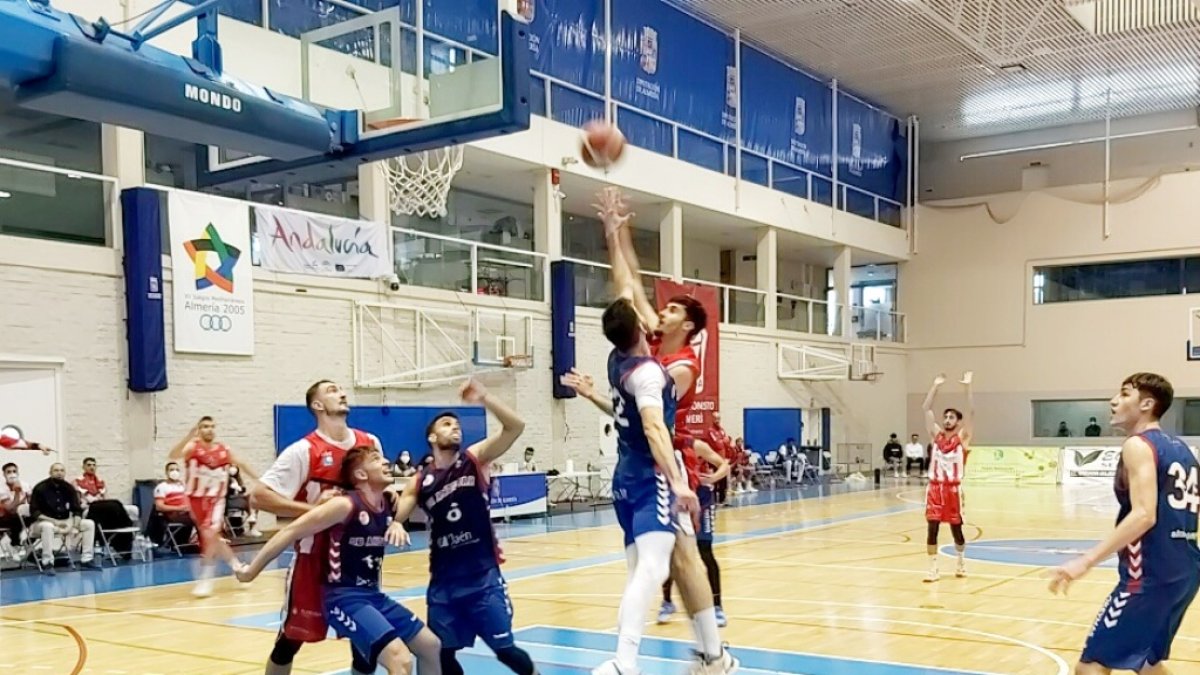 Una jugada del partido.