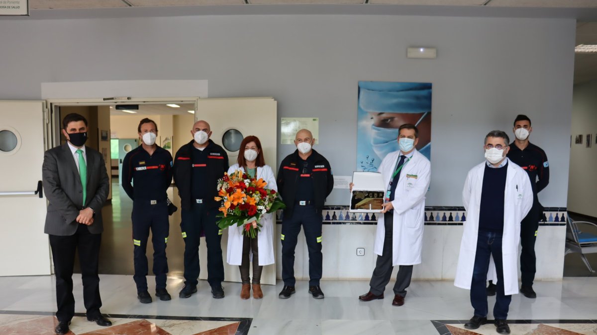 El Hospital de Poniente recibió ayer un reconocimiento por parte de los efectivos del Consorcio de Bomberos de esta comarca almeriense.