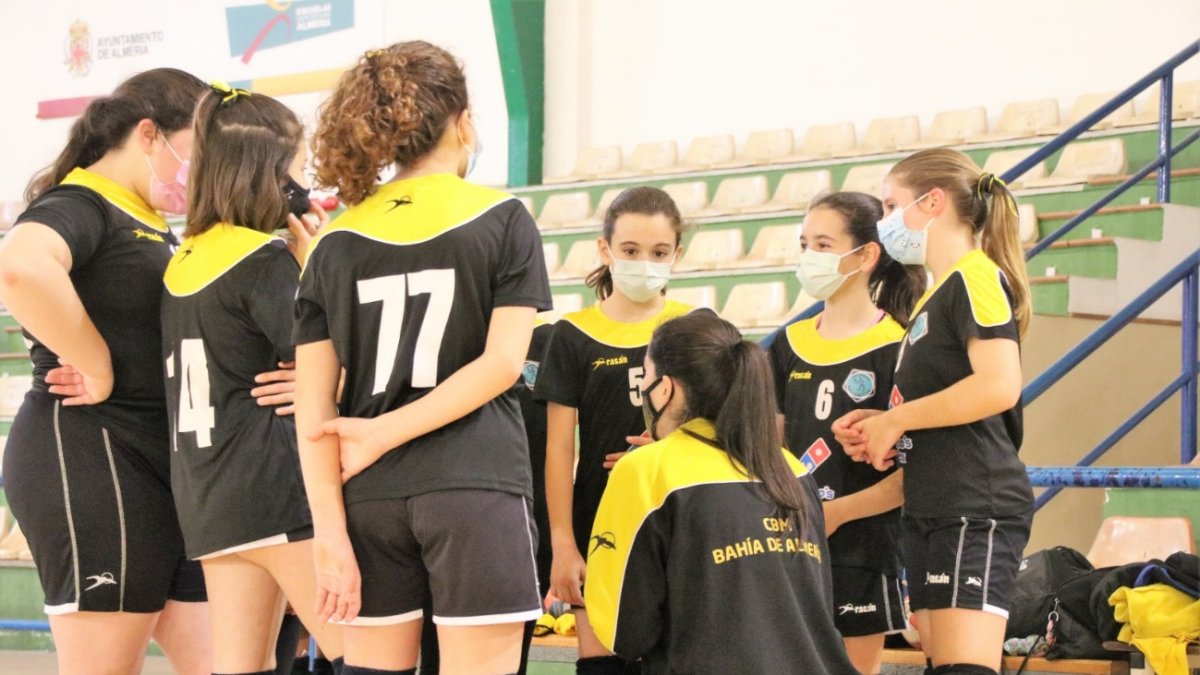 Las jugadoras atendiendo instrucciones.