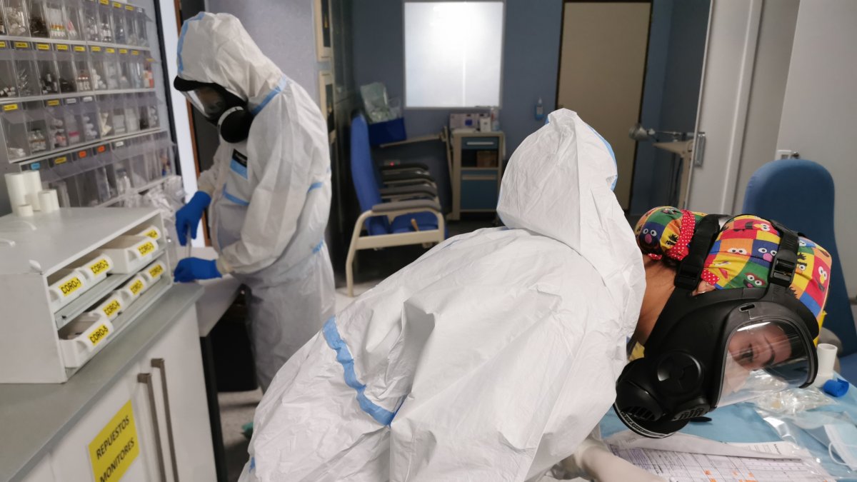 Profesionales sanitarios trabajan en la zona covid del Hospital Universitario Torrecárdenas de Almería.