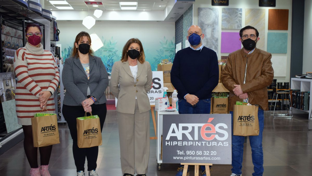 Acto de entrega de los kits en \'Artés Hiperpinturas\'.