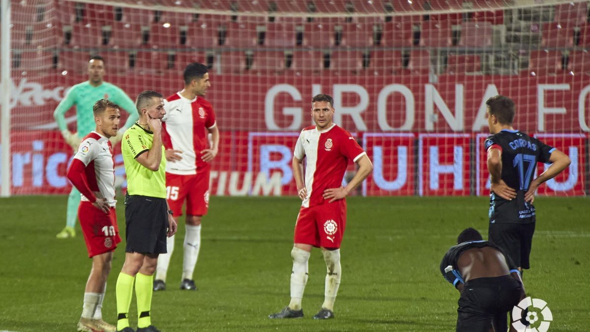 Tensa espera con Iglesias Villanueva antes de que el VAR diera el gol a Sadiq.