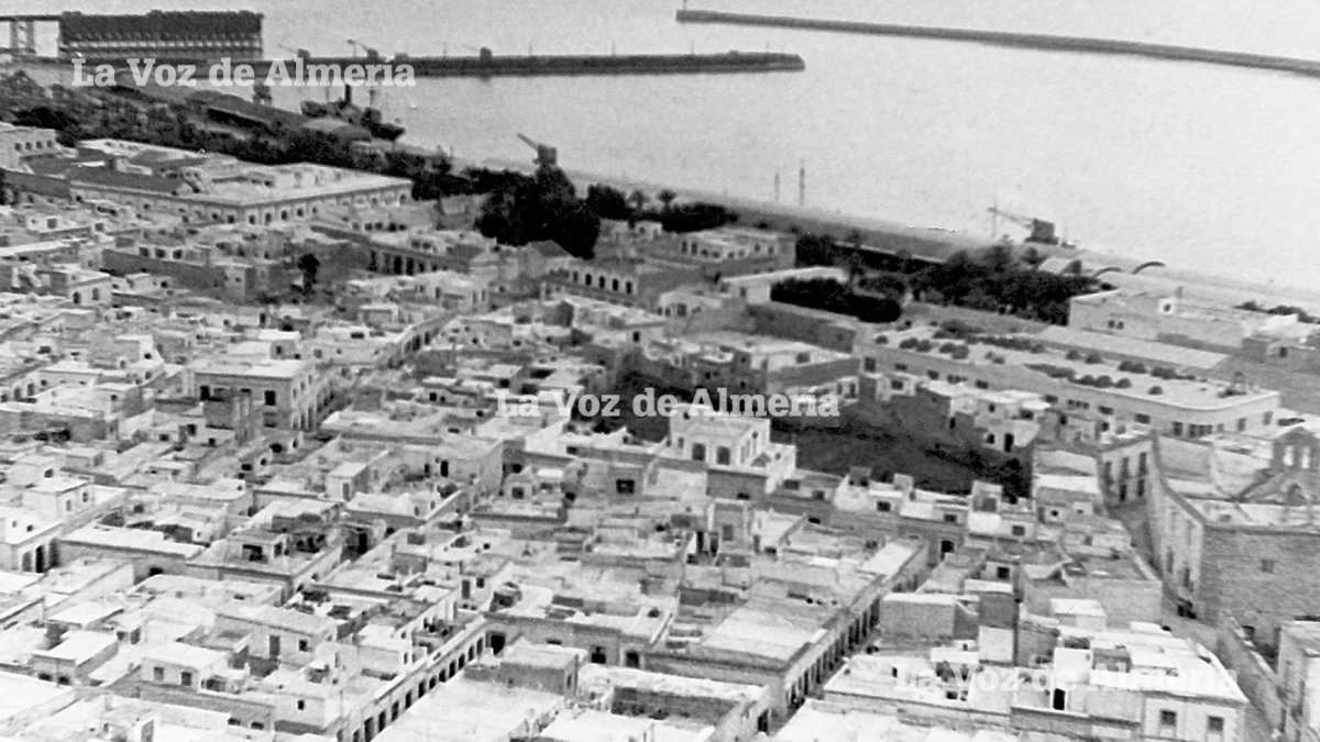 Al sur de la Almedina en 1966 se empezó a construir un nuevo barrio que tuvo como eje la calle de Alborán.