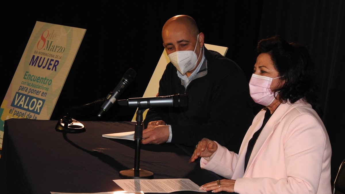 El alcalde y la edil durante el acto de presentación.