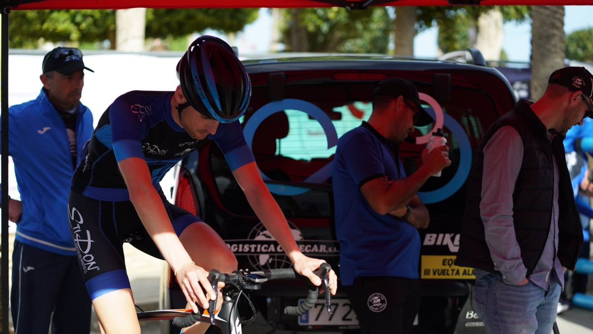 Los participantes comienzan la carrera luchando contra el crono.