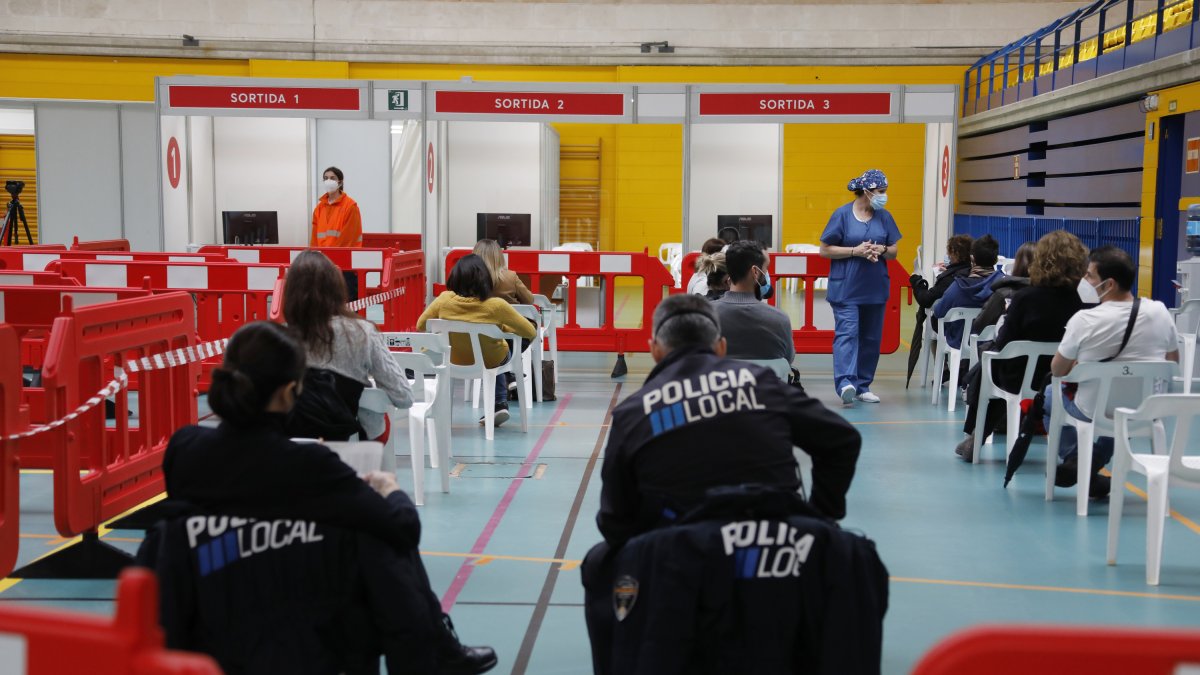 Vacunaciones en Palma de Mallorca usando la receta de AstraZeneca.