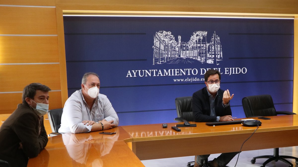 El alcalde de El Ejido y los ediles de Hacienda y Urbanismo.