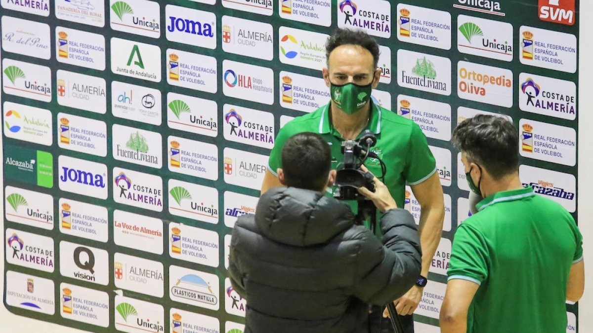 Manolo Berenguel en la zona mixta del Moisés Ruiz.