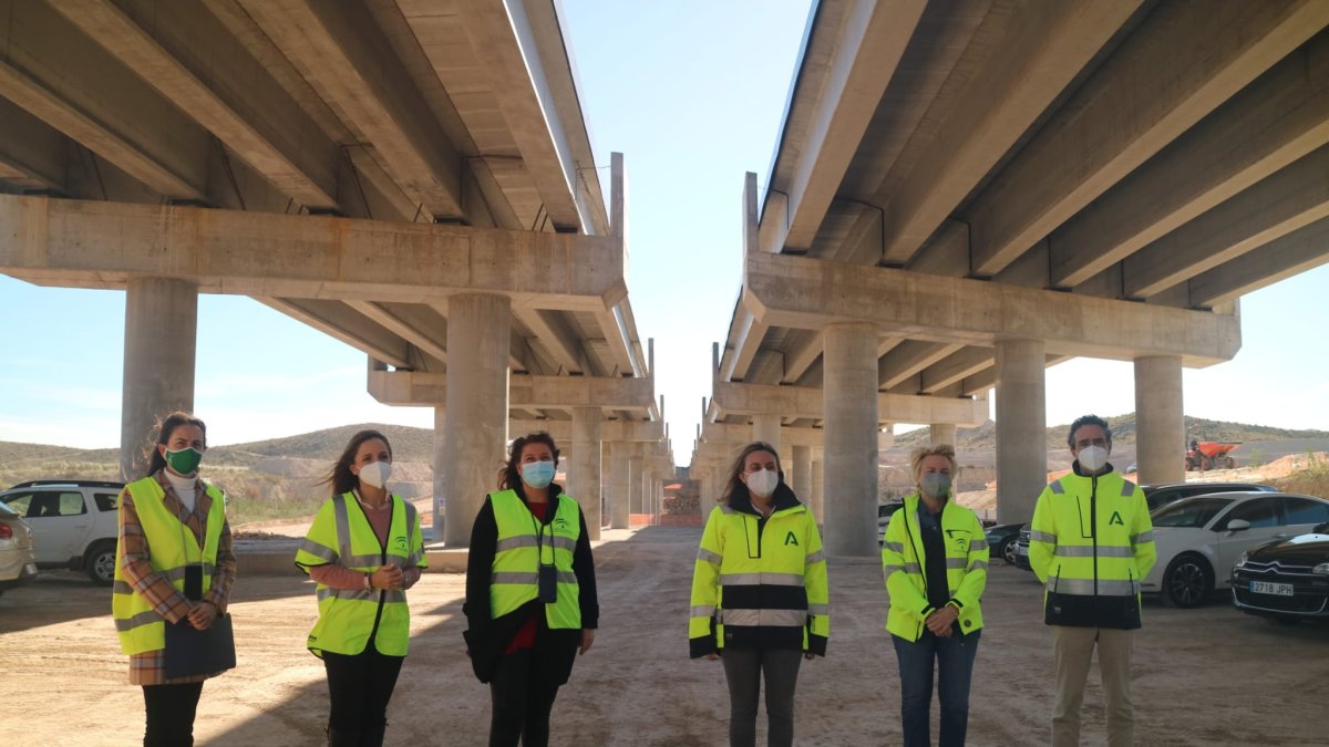 Imagen de febrero de una visita de las consejeras de Fomento y Agricultura a las obras de la Autovía del Almanzora, entre El Cucador y La Concepción.
