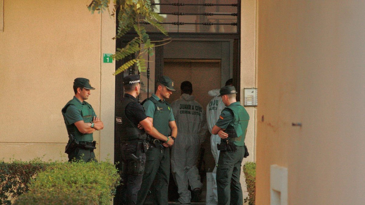 La Guardia Civil custodia la entrada a la vivienda donde se produjo la muerte del menor.