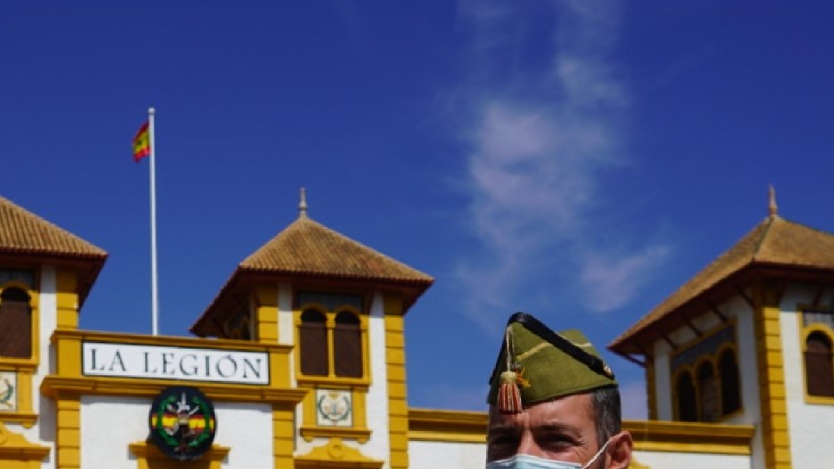 El capitán Meneses en la base Álvarez de Sotomayor de Viator