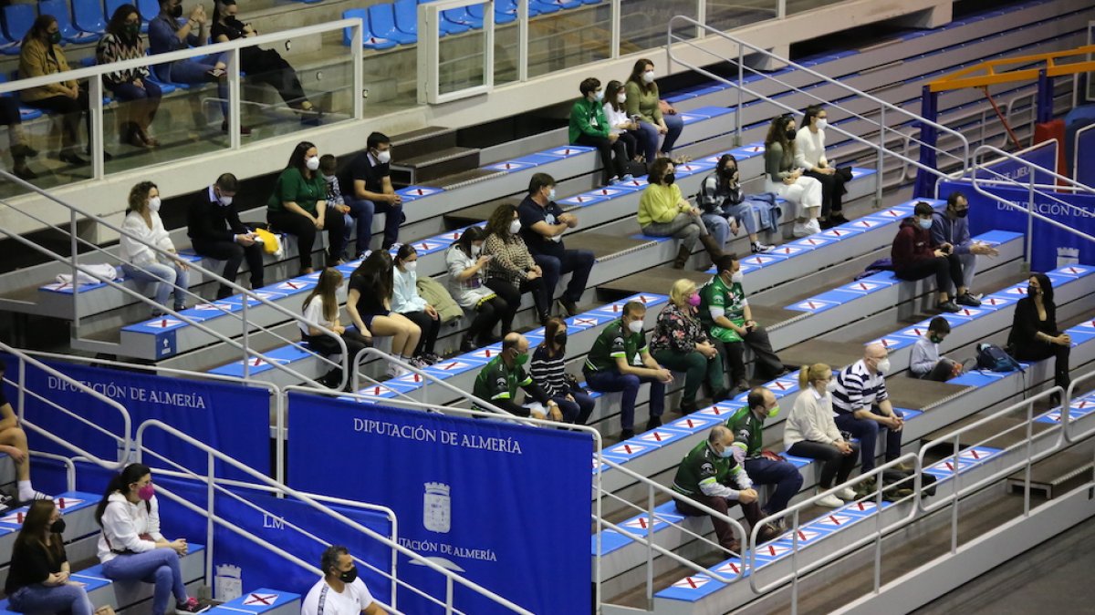 Los aficionados han regresado para animar a su equipo.