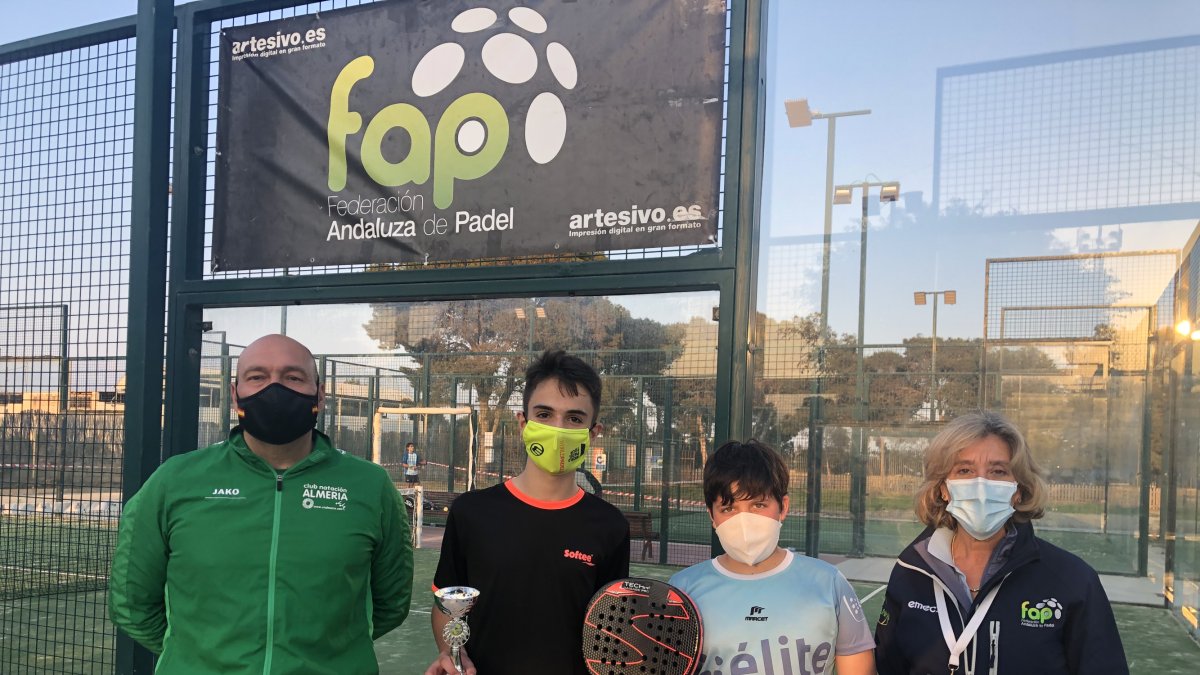 Los campeones con Miguel Ángel Más y Toñi Torres.