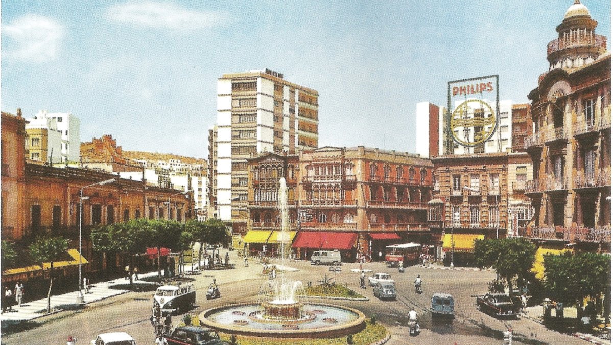 La Puerta Purchena en 1968, con los primeros semáforos que se ven debajo de la imagen.