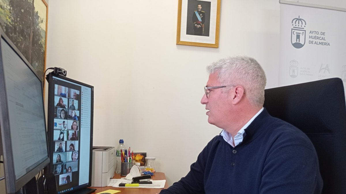 El alcalde de Huércal de Almería, Ismael Torres, en una sesión vitual