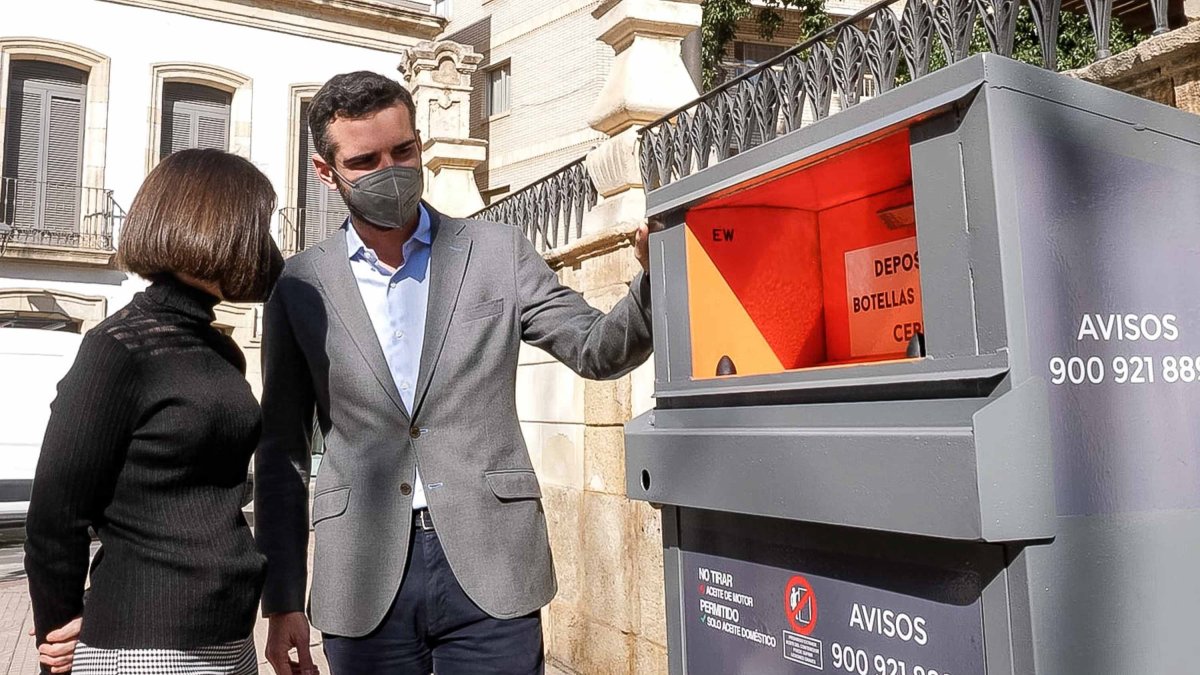 El alcalde de Almería, Ramon Fernández-Pacheco, observa uno de los nuevos contenedores de reciclaje