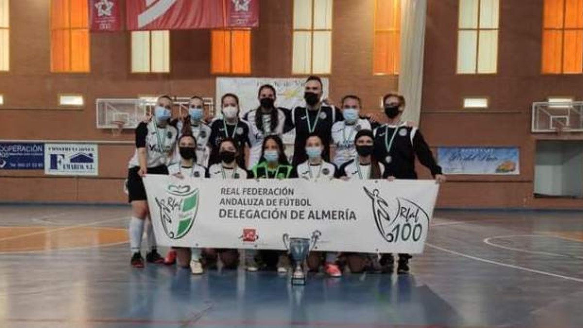Las campeonas de Almería posan con el trofeo y las medallas.