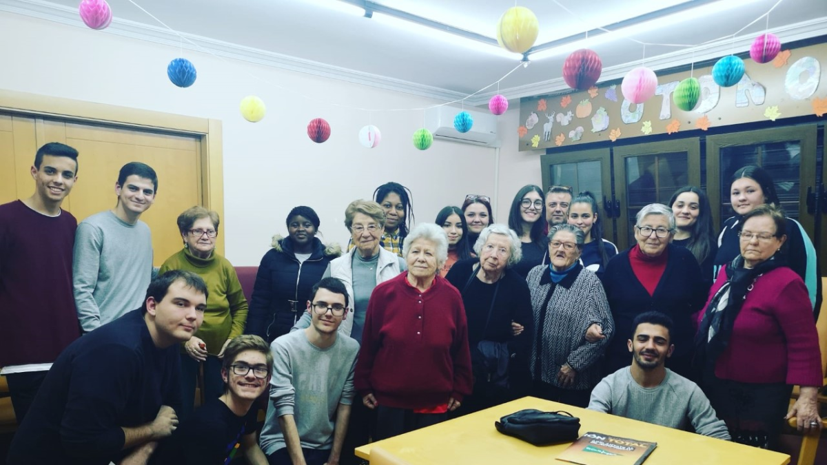 Alumnos de Bachillerato del centro educativo participantes de la actividad, junto a los entrevistados.