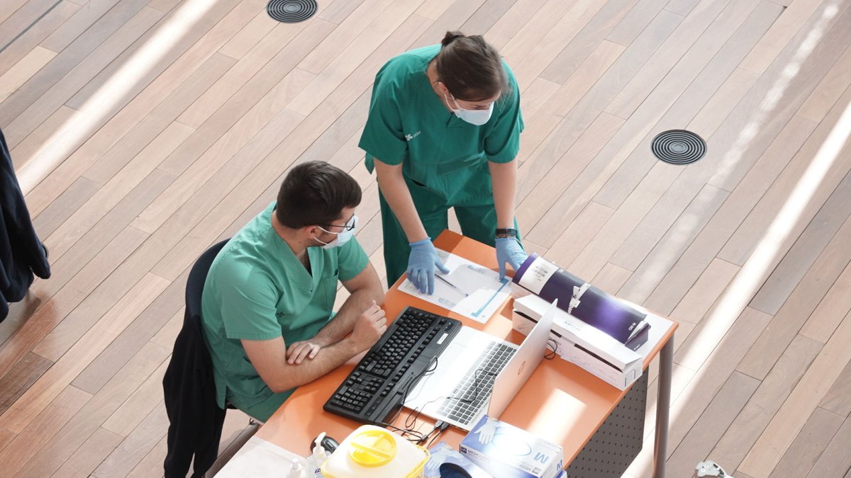 Sanitarios durante una jornada de vacunación.