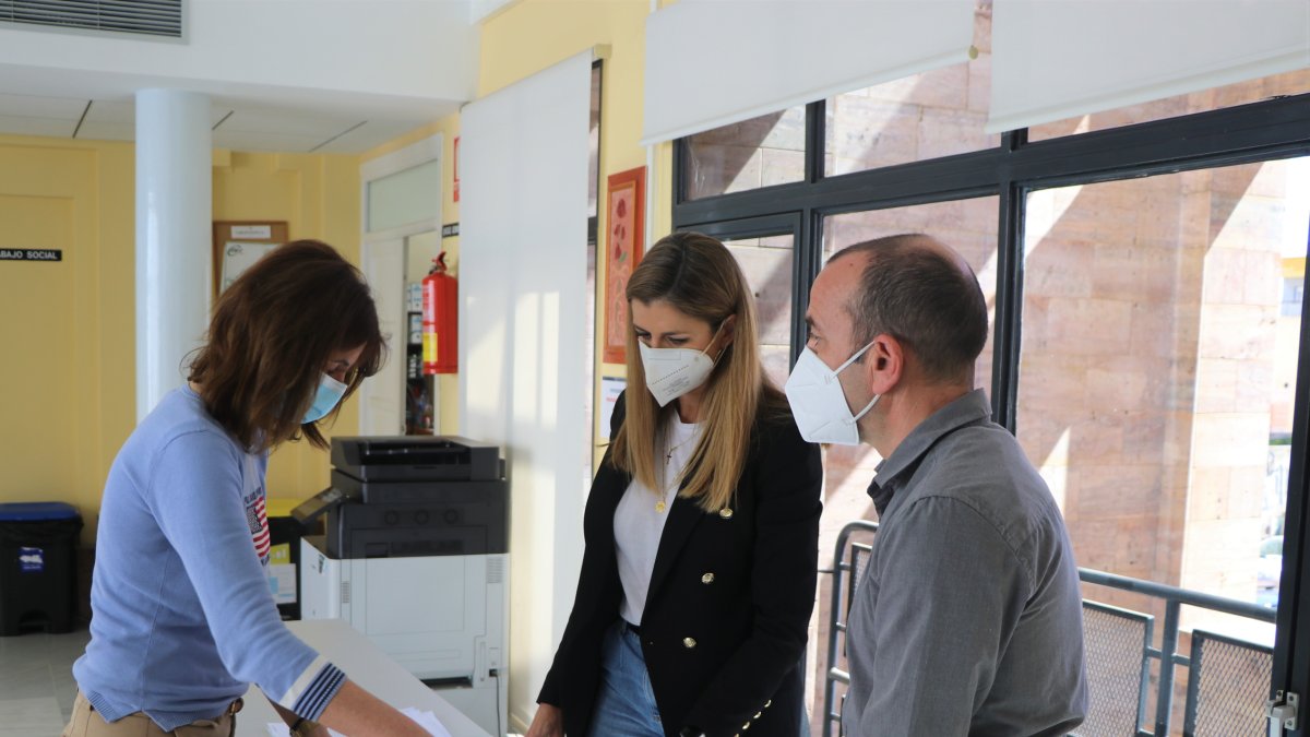 Edil de Servicios Sociales junto a responsables del área en El Ejido.