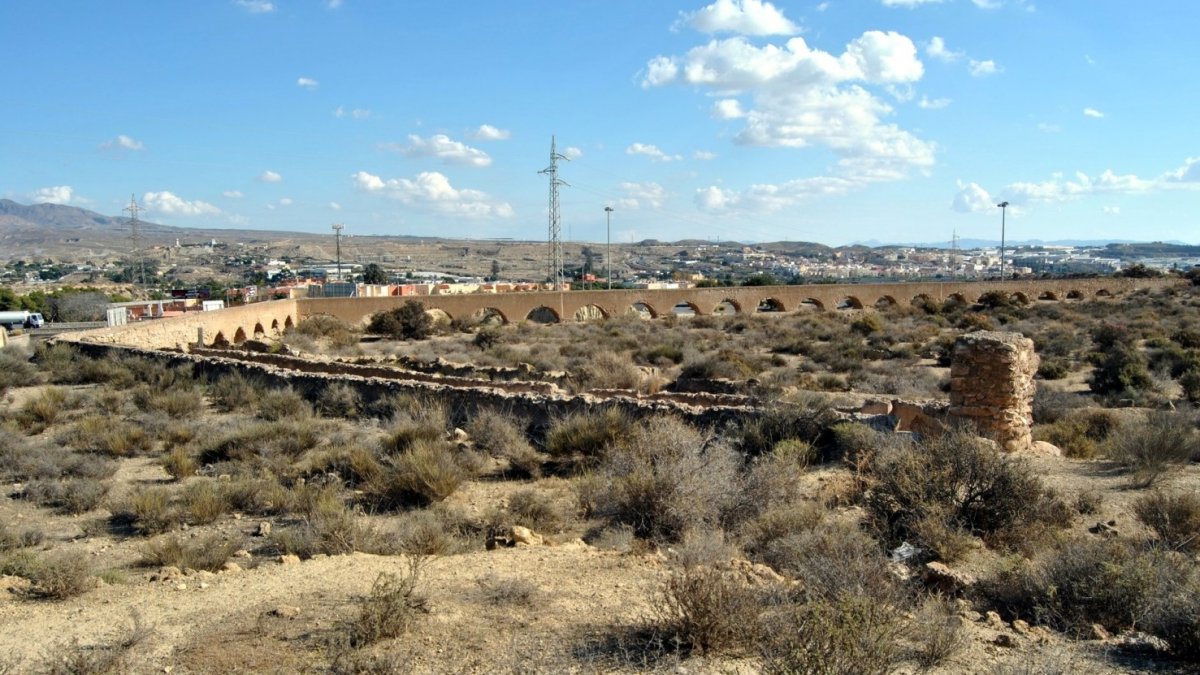 Imagen del acueducto de Las Cumbres, en Huércal de Almería