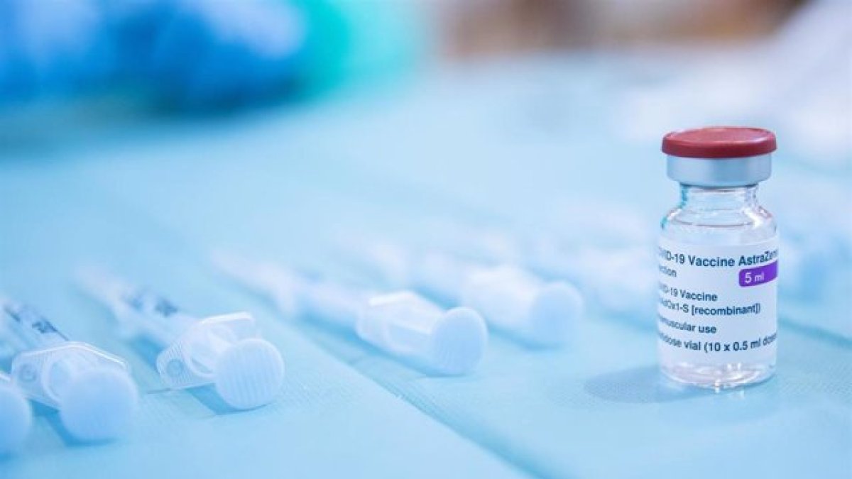 Paralizan la administración de las vacunas de AstraZeneca.