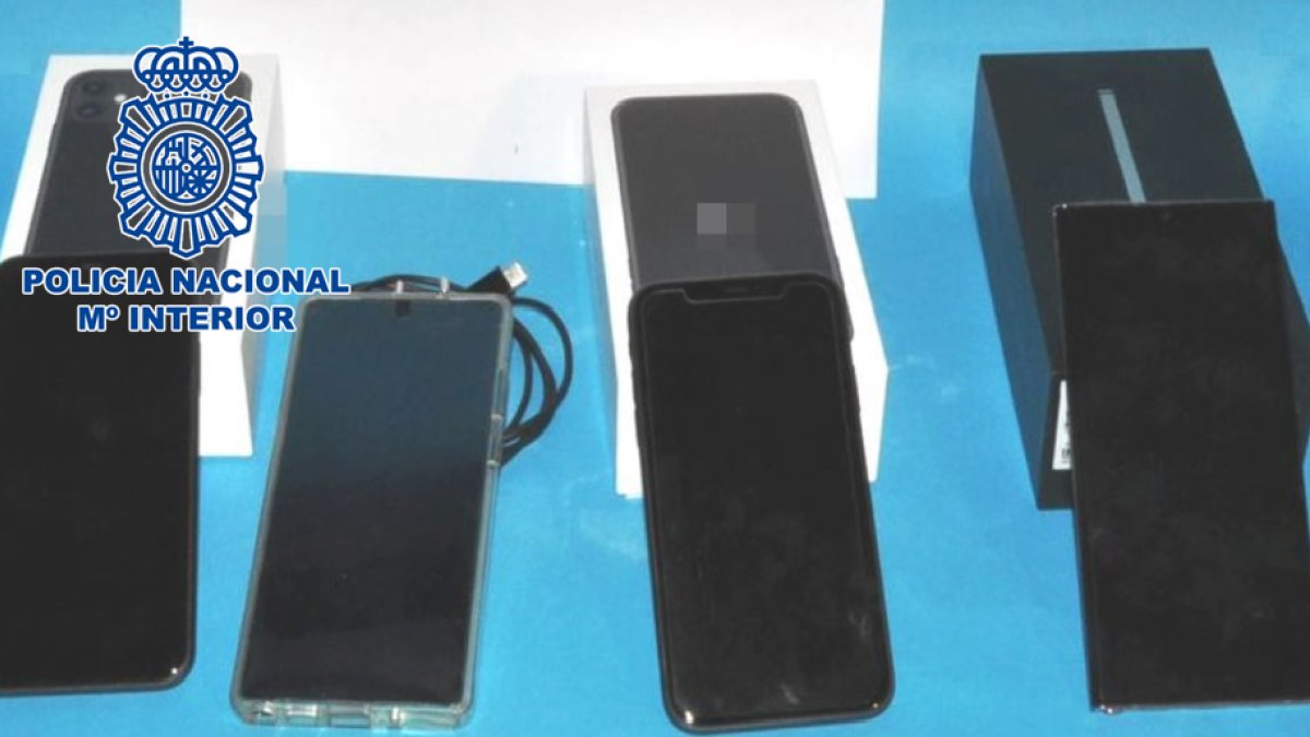 Los móviles de gama alta recuperados por la Policía Nacional.