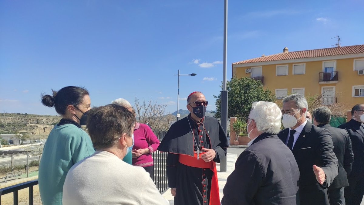 El cardenal Omella, con vecinos de Olula del Río.