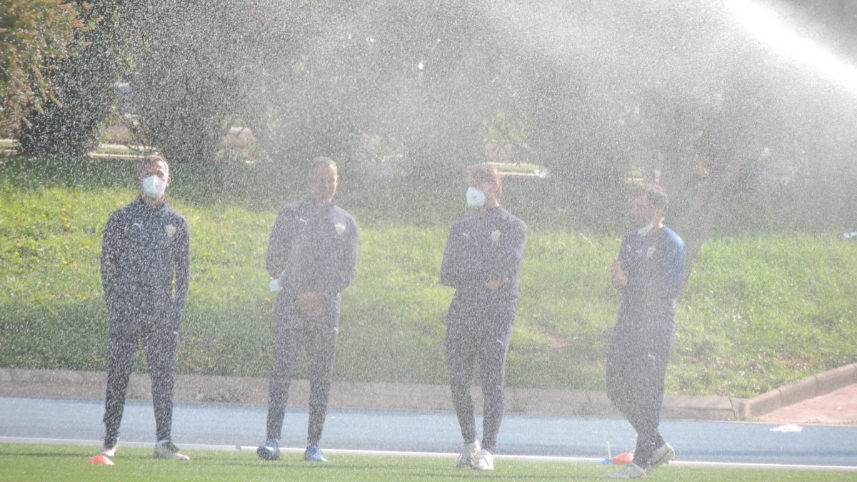 José Gomes y el cuerpo técnico esperando a los futbolistas en el Anexo.