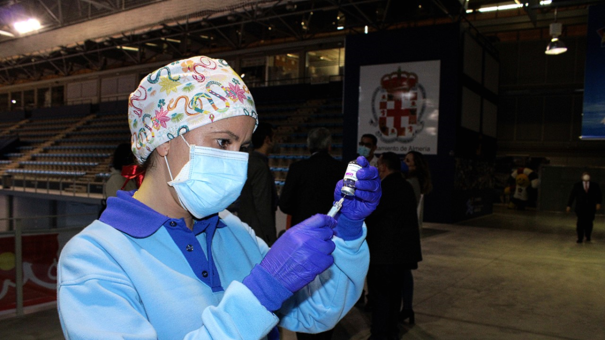 Personal sanitario durante la vacunación masiva en el Palacio de los Juegos Mediterráneos de la capital.