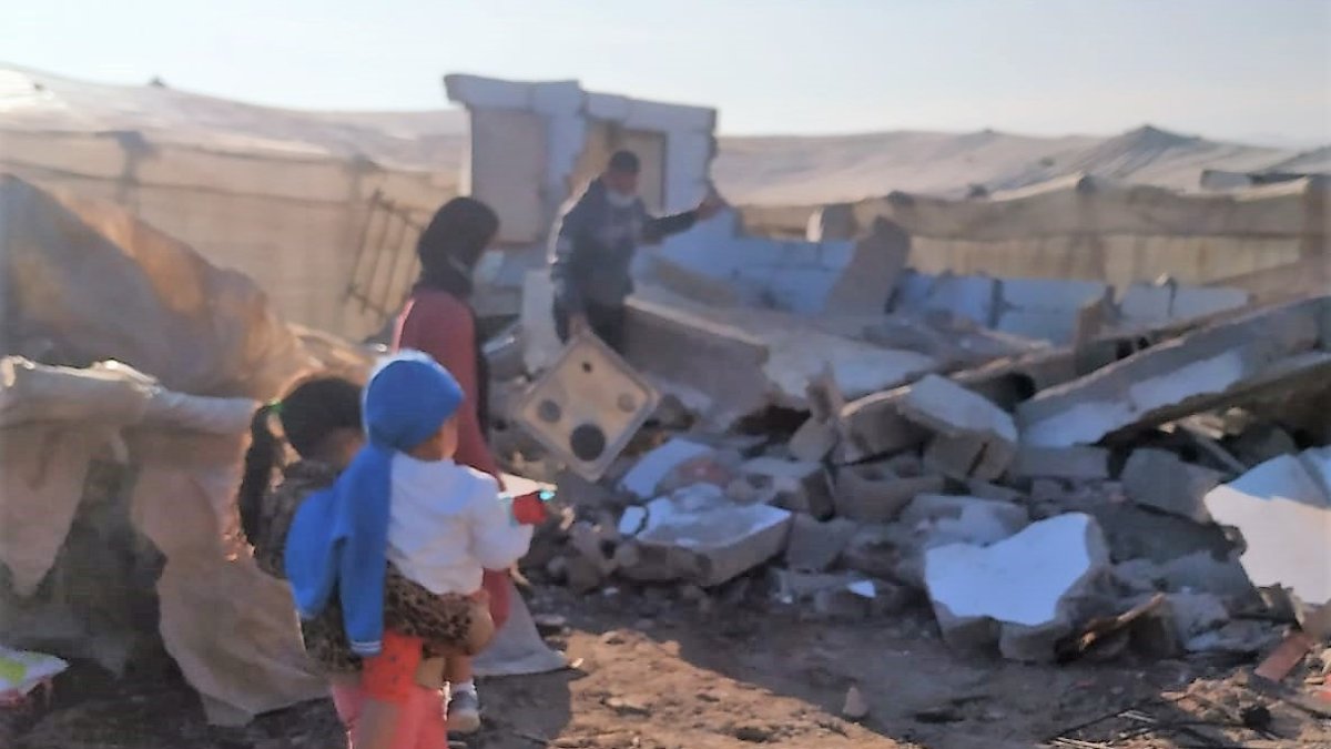 La familia recupera enseres entre los escombros