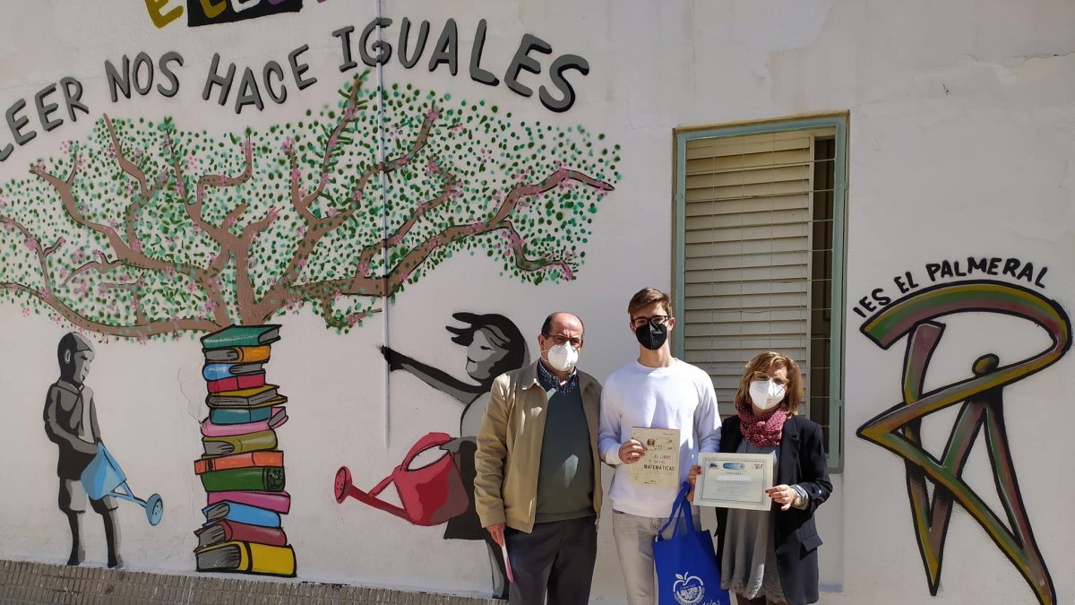 Entrega del reconocimiento al alumno del centro veratense.